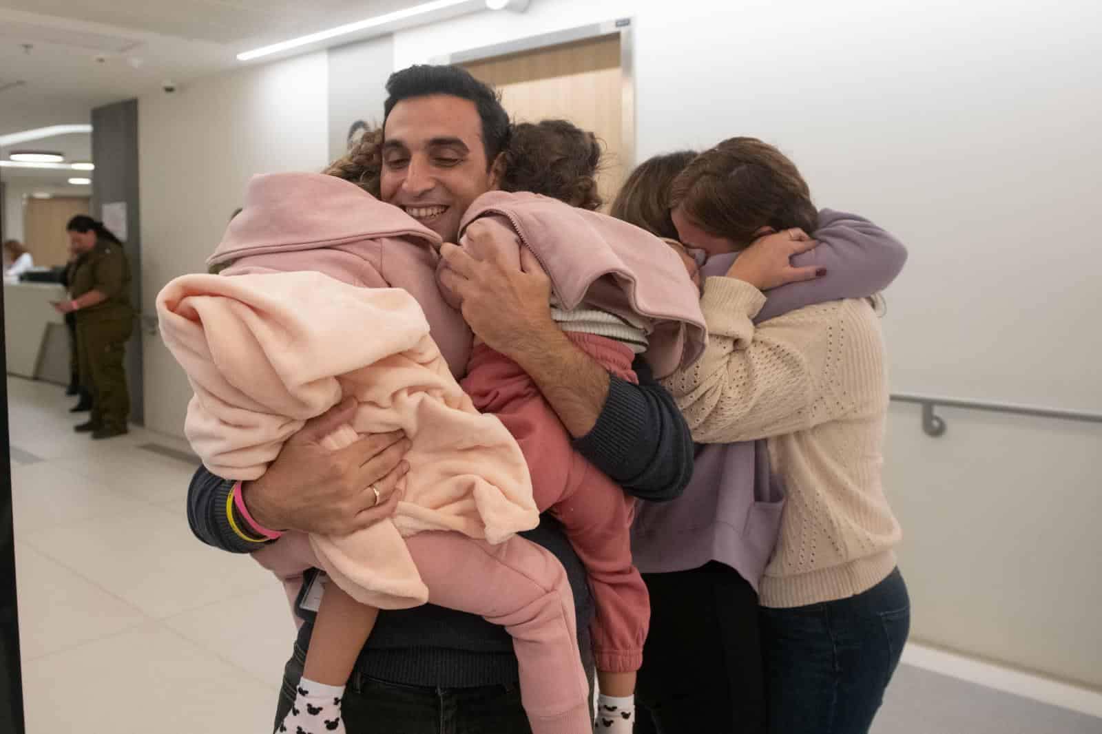 人質獲釋後與家人相擁。（圖／翻攝自FB@Israel Defense Forces）